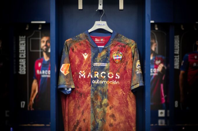 El Levante subasta las camisetas manchadas de barro del homenaje a la DANA