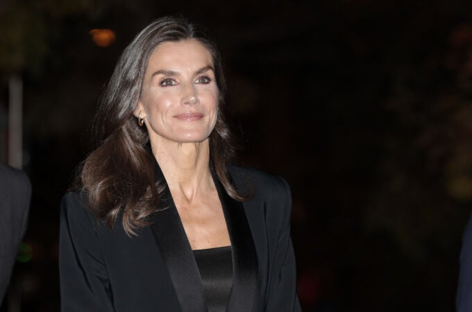 La Reina Letizia con traje negro de smoking en los Premios Francisco Cerecedo