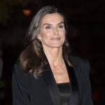 La Reina Letizia con traje negro de smoking en los Premios Francisco Cerecedo