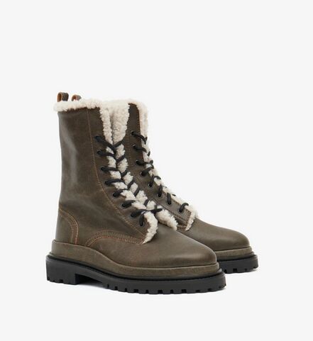 Botas de cordones.