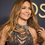 Jennifer Lopez en la alfombra roja de los Premios Governor.