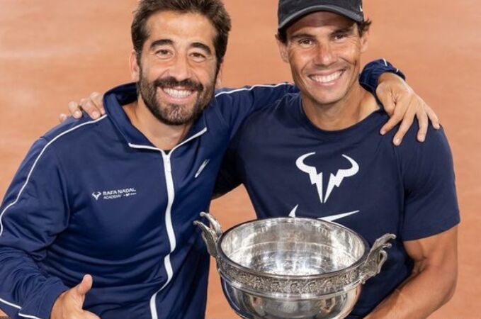 Marc López y Rafa Nadal, con el trofeo de Roland Garros conquistado en 2022