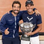 Marc López y Rafa Nadal, con el trofeo de Roland Garros conquistado en 2022