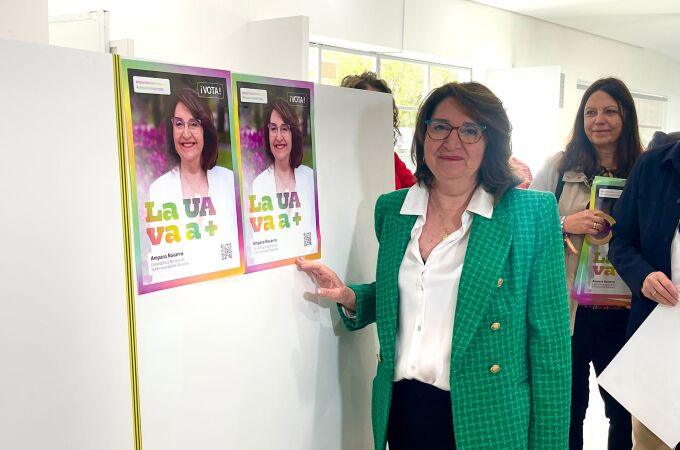 La rectora de la Universidad de Alicante, Amparo Navarro, hoy en la pegada de carteles para las elecciones