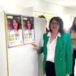 La rectora de la Universidad de Alicante, Amparo Navarro, hoy en la pegada de carteles para las elecciones