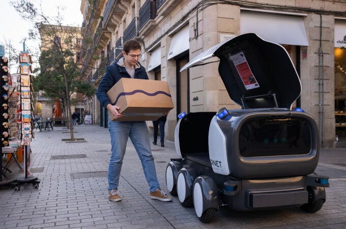 Ona, el robot que reparte paquetes por Barcelona