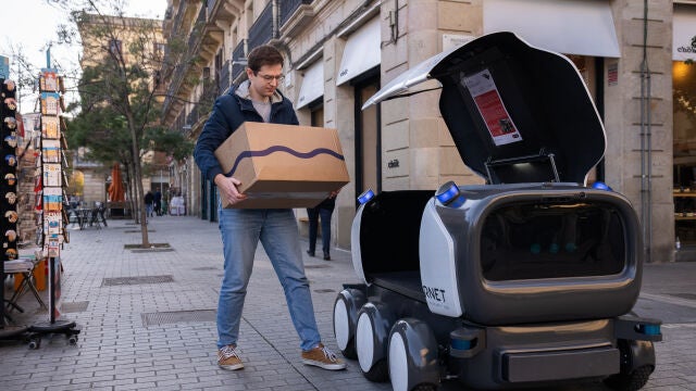 Ona, el robot que reparte paquetes por Barcelona