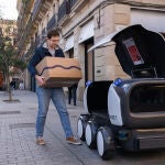 Ona, el robot que reparte paquetes por Barcelona