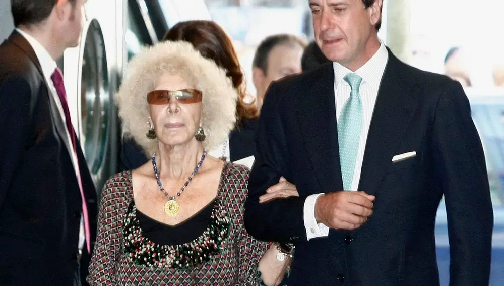 La duquesa de Alba, Cayetana Fitz-James Stuart, y su hijo, Cayetano Martínez de Irujo,