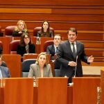 Mañueco interviene desde su escaño en su cara a cara con el portavoz socialista Luis Tudanca