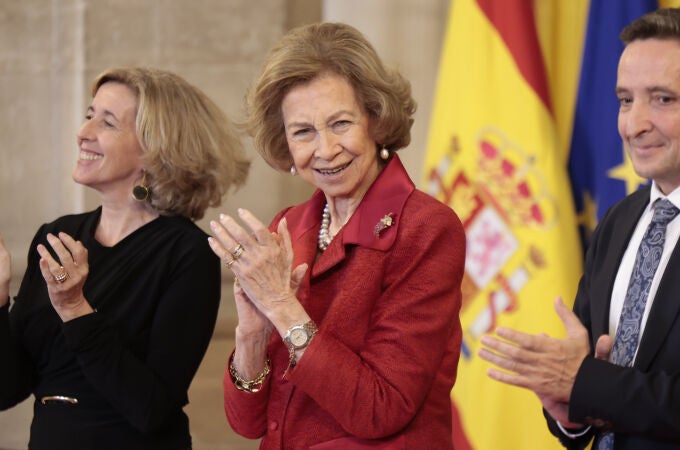 La Reina Sofía apuesta por un traje rojo para su cita con la poesía en el Palacio Real 