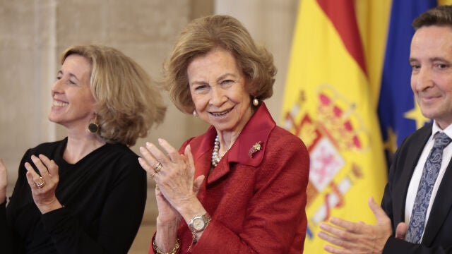 La Reina Sofía apuesta por un traje rojo para su cita con la poesía en el Palacio Real 