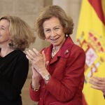 La Reina Sofía apuesta por un traje rojo para su cita con la poesía en el Palacio Real 