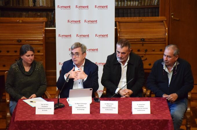 El presidente de la FCC, Miquel Gotanegra, en rueda de prensa junto a representantes de los campings de diferentes provincias catalanas