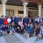 Conrado Íscar y miembros de la corporación provincial junto con los estudiantes de Villalón de Campos