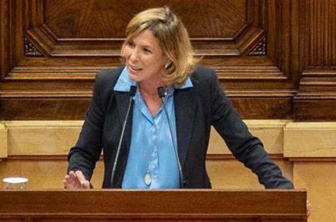 El independentismo radical pide retirar la licencia a la anestesióloga y diputada de Vox, María García, por atender en castellano