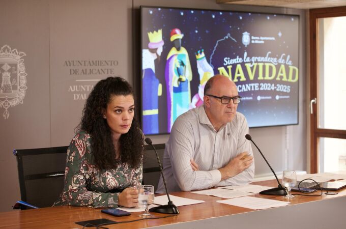 Los portavoces del Gobierno Local, Cristina Cutanda y Manuel Villar, hoy en rueda de prensa en Alicante