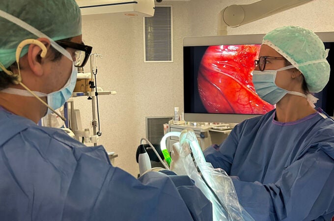 Momento en el quirófano durante la intervención para extirpar el tumor mediante cirugía robótica