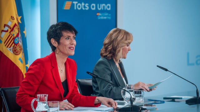 El Consejo de Ministros aprueba la normativa que flexibiliza la residencia y el permiso de trabajo a decenas de miles de extranjeros