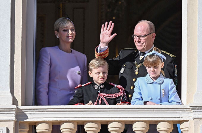 Alberto y Charlène de Mónaco, junto a sus hijos, en el palacio Grimaldi