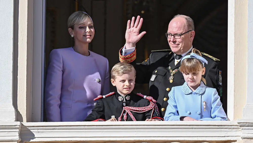 Alberto y Charlène de Mónaco, junto a sus hijos, en el palacio Grimaldi