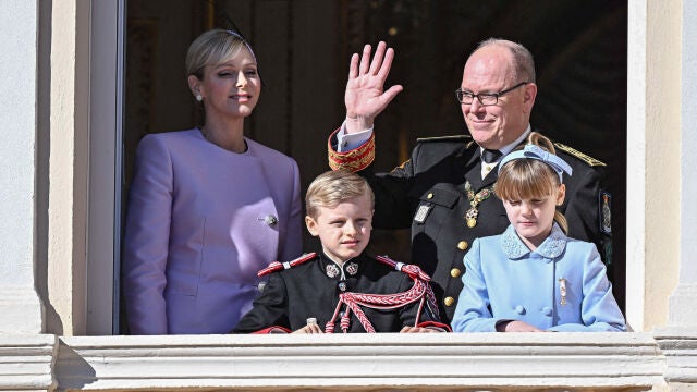 Alberto y Charlène de Mónaco, junto a sus hijos, en el palacio Grimaldi