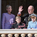 Alberto y Charlène de Mónaco, junto a sus hijos, en el palacio Grimaldi