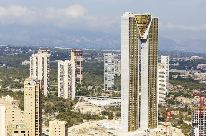 España cuenta con más de ochenta edificios considerados rascacielos, con más de cien metros de altura