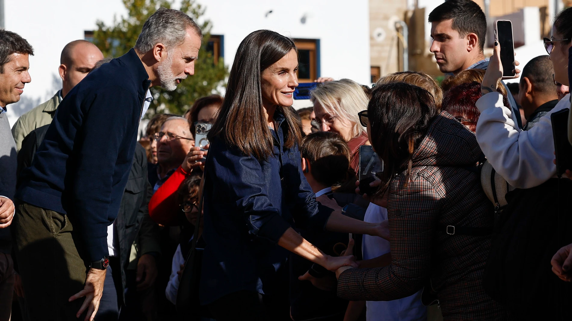 FOTODELDÍA UTIEL (VALENCIA), 19/11/2024.- Los reyes, Felipe y Letizia, saludan a varias personas congregadas durante su visita a la localidad valenciana de Utiel este martes. EFE/ Villar Lopez