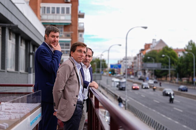 Almeida y Carabante, durante una visitas a las obras en la A-5, a su paso por el Paseo de Extremadura