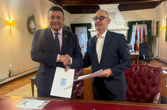 El presidente de la Diputación de Ávila, Carlos García, y el director general de Iberaval, Pedro Pisonero, suscriben el convenio de colaboración