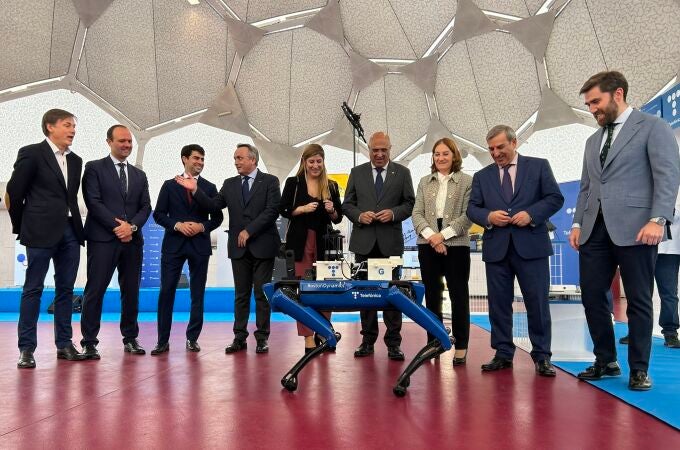 El consejero de Movilidad y digitalización de la Junta de Castilla y León, José Luis Sanz; y la directora general del Territorio Centro de Telefónica, Beatriz Herranz, participan en la inauguración de la feria tecnológica InnovaTE24