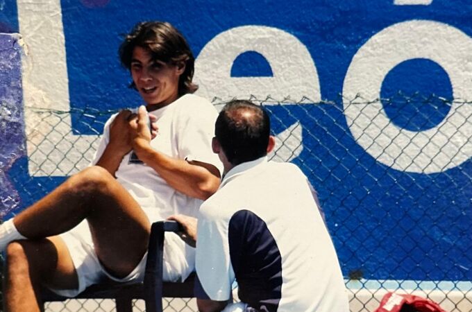 Toni Colom charla con Nadal en un entrenamiento del Challenger de El Espinar, en 2003