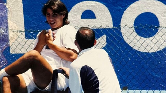 Toni Colom charla con Nadal en un entrenamiento del Challenger de El Espinar, en 2003