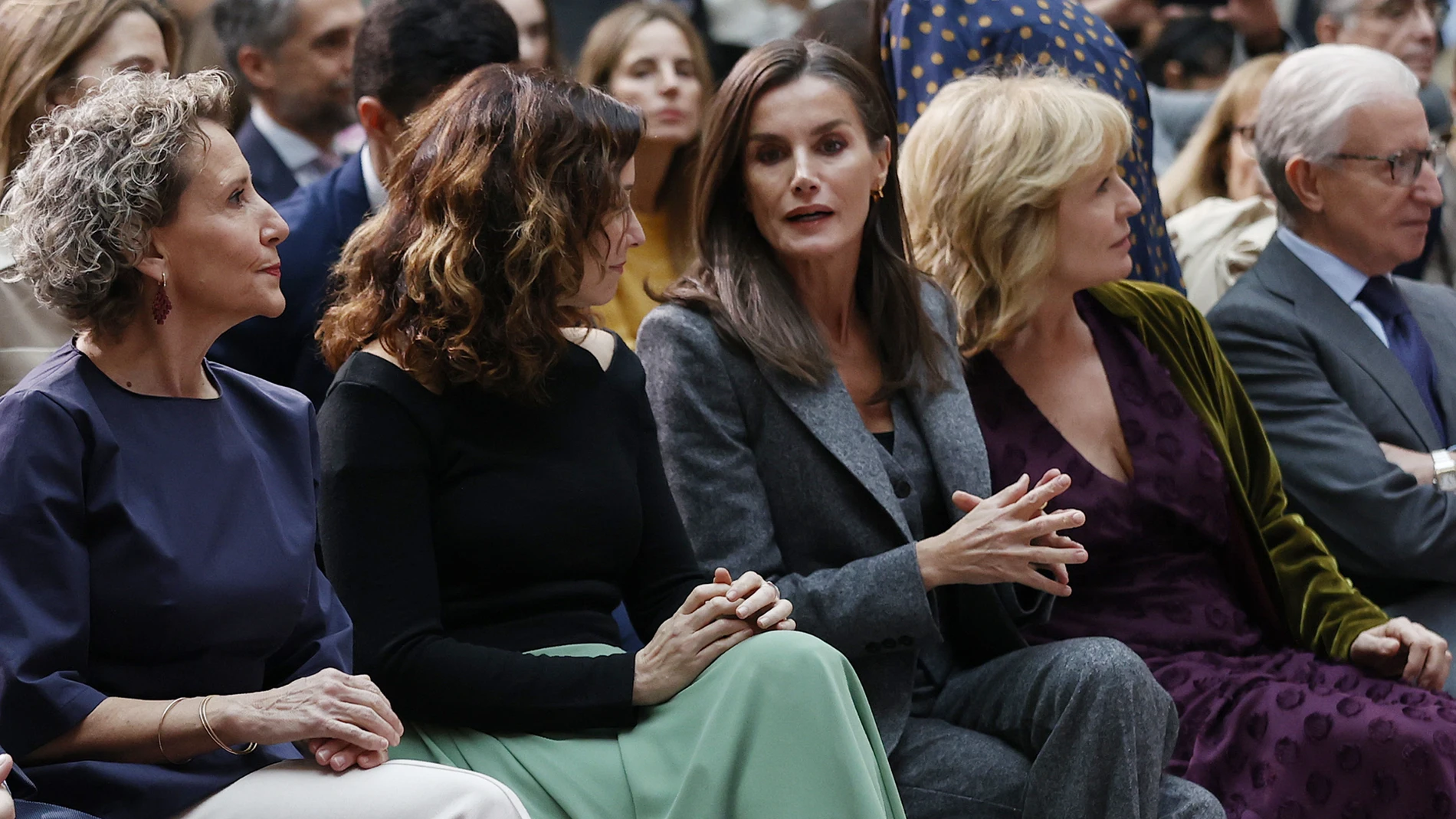 La Reina Letizia y Ayuso de confidencias.