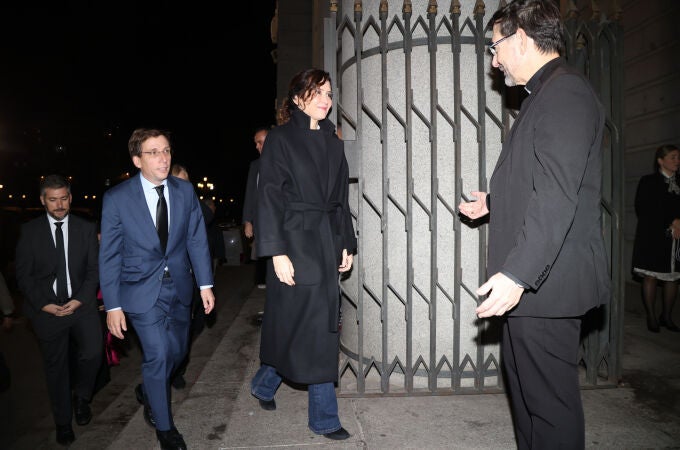 Isabel Díaz Ayuso junto a Almeida entrando a la misa. 