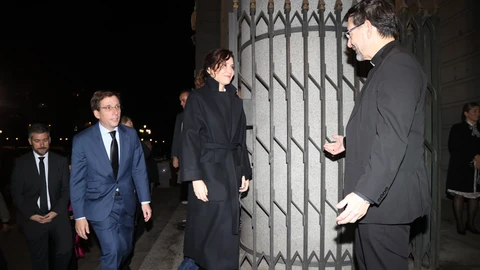 Isabel Díaz Ayuso junto a Almeida entrando a la misa.