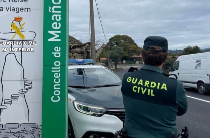 Un agente de la Guardia Civil en Meaño (Pontevedra). 