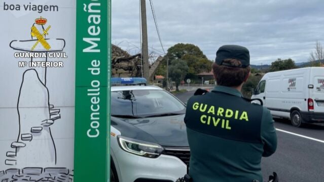 Un agente de la Guardia Civil en Meaño (Pontevedra). 