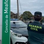 Un agente de la Guardia Civil en Meaño (Pontevedra). 