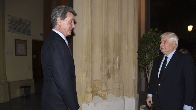 Cayetano y Carlos Martínez de Irujo en la misa funeral por el 10º aniversario de la muerte de la duquesa de Alba