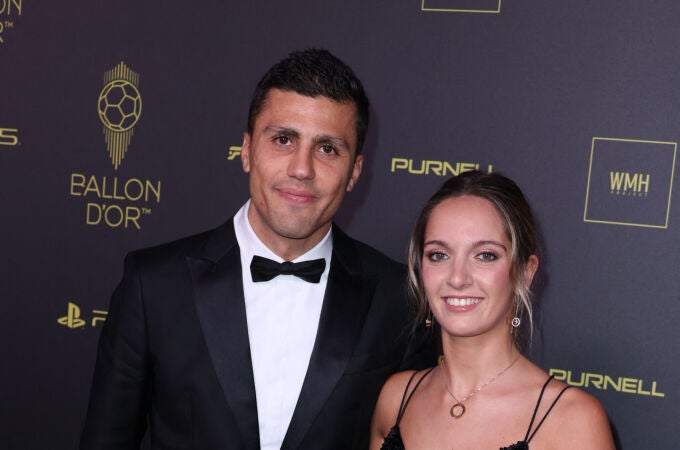 Rodri Hernández y Laura, su novia, durante la gala del Balón de Oro en París