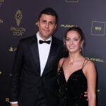 Rodri Hernández y Laura, su novia, durante la gala del Balón de Oro en París