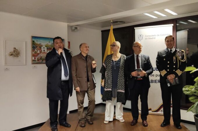 Félix Rosado, segundo por la izquierda, durante el acto en el Consulado de Colombia en Madrid