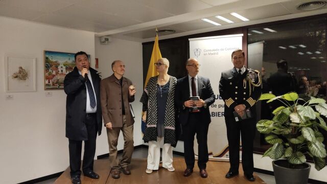 Félix Rosado, segundo por la izquierda, durante el acto en el Consulado de Colombia en Madrid