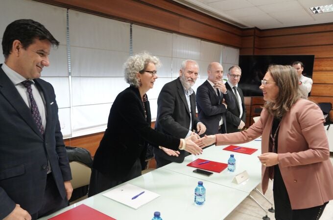  La consejera de Agricultura, Ganadería y Desarrollo Rural, María González Corral, suscribe las adendas a los convenios con las entidades financieras colaboradoras para el abono de las ayudas a la bonificación de intereses de préstamos suscritos por titulares de explotaciones agrarias