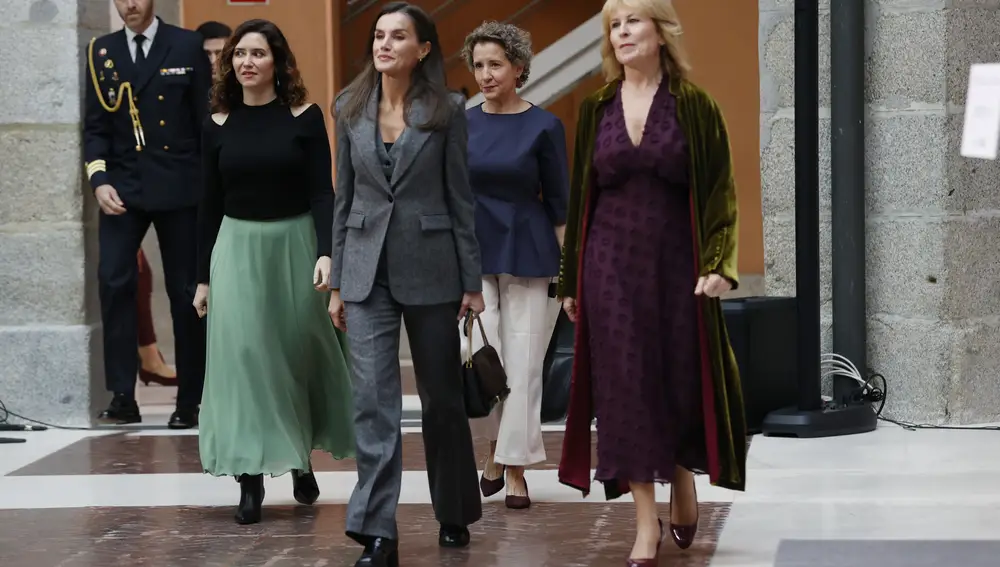 El look de la Reina Letiiza y Ayuso.