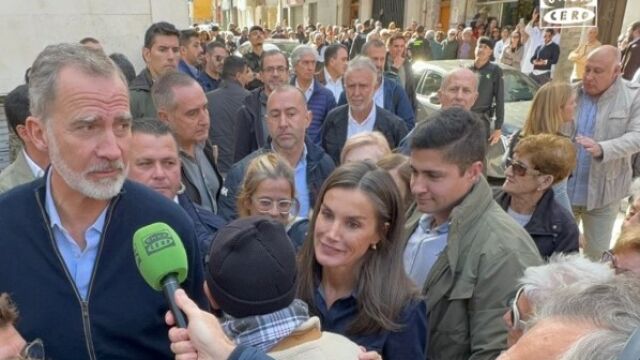 El momento en que Letizia "entrevistó" a Carlos Alsina en Chiva