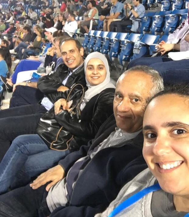 la periodista, junto a su padre en un torneo en Abu Dhabi