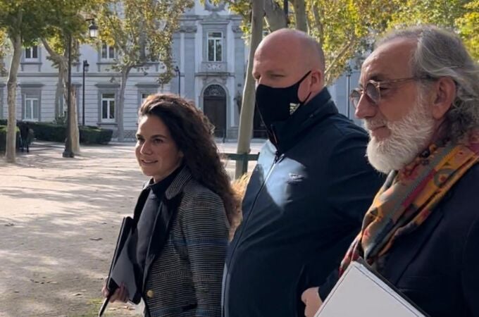 Álvaro Romillo, en el centro, sale de la Audiencia Nacional